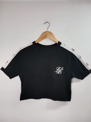 Siksilk camiseta crop top negra y blanca bordada S