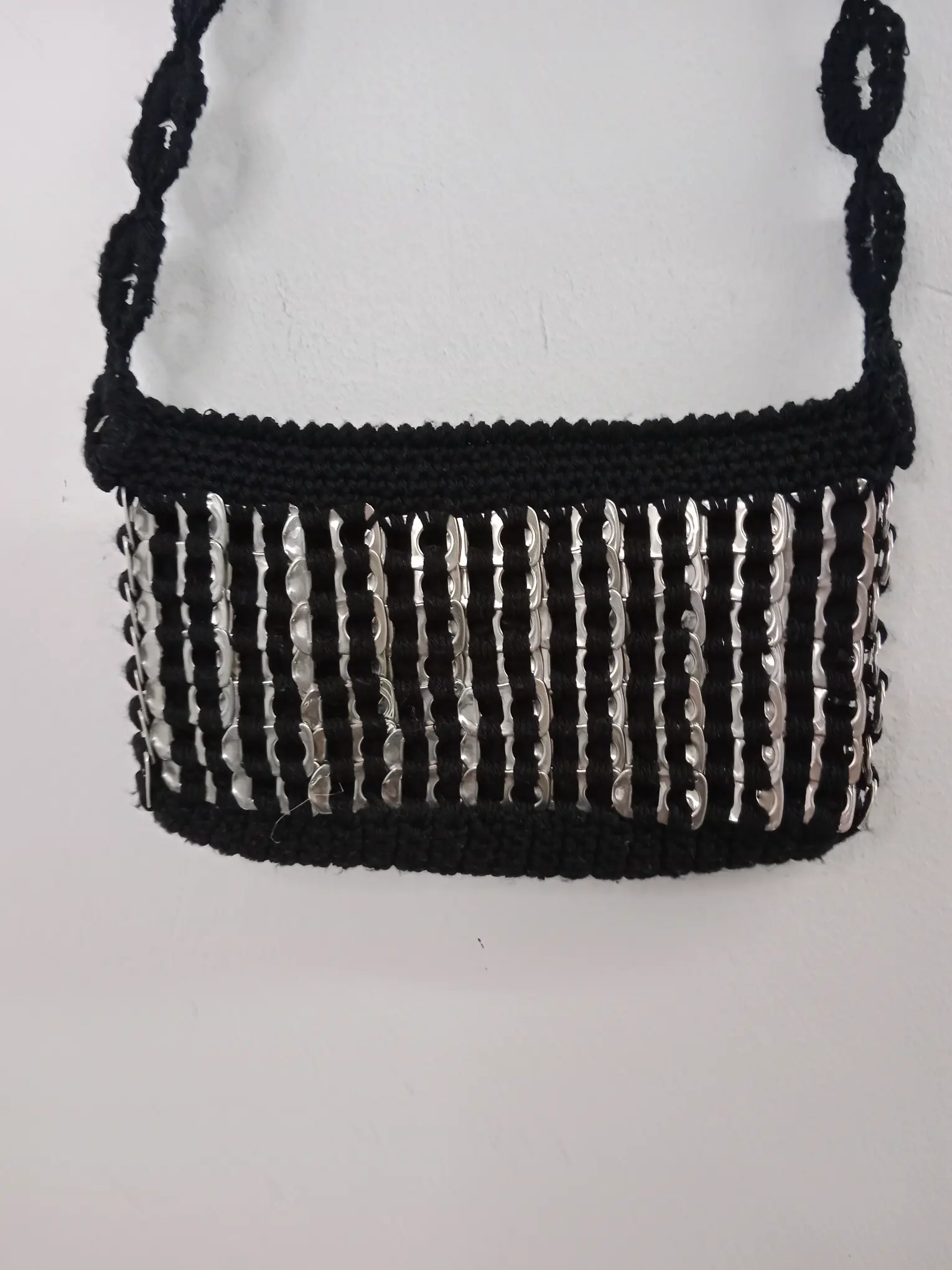 Recycled DIY crochet handmade bag black & silver can plates - Imagen 3