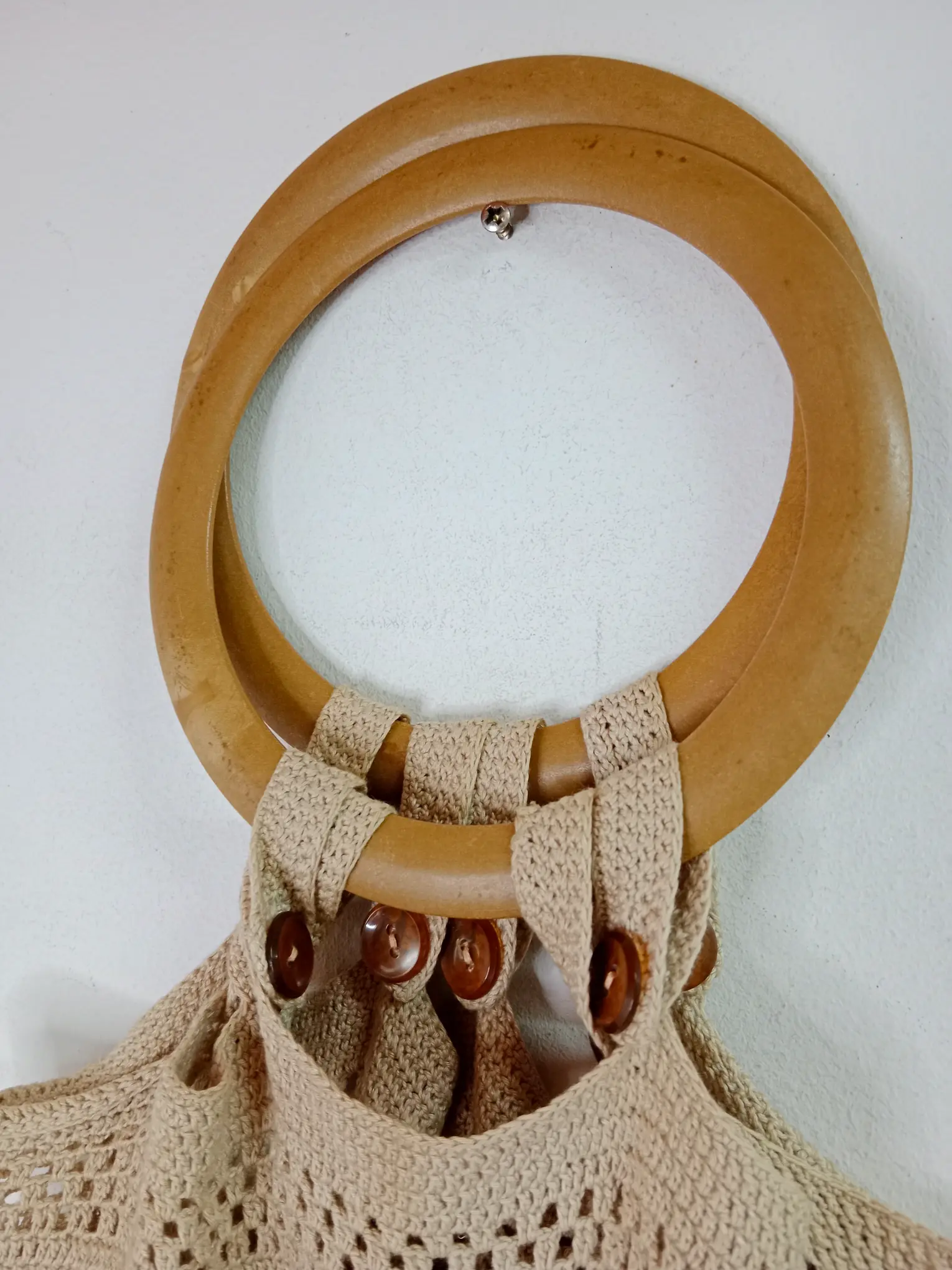 Vintage handmade crochet bag beige & wooden bag handle - Imagen 6