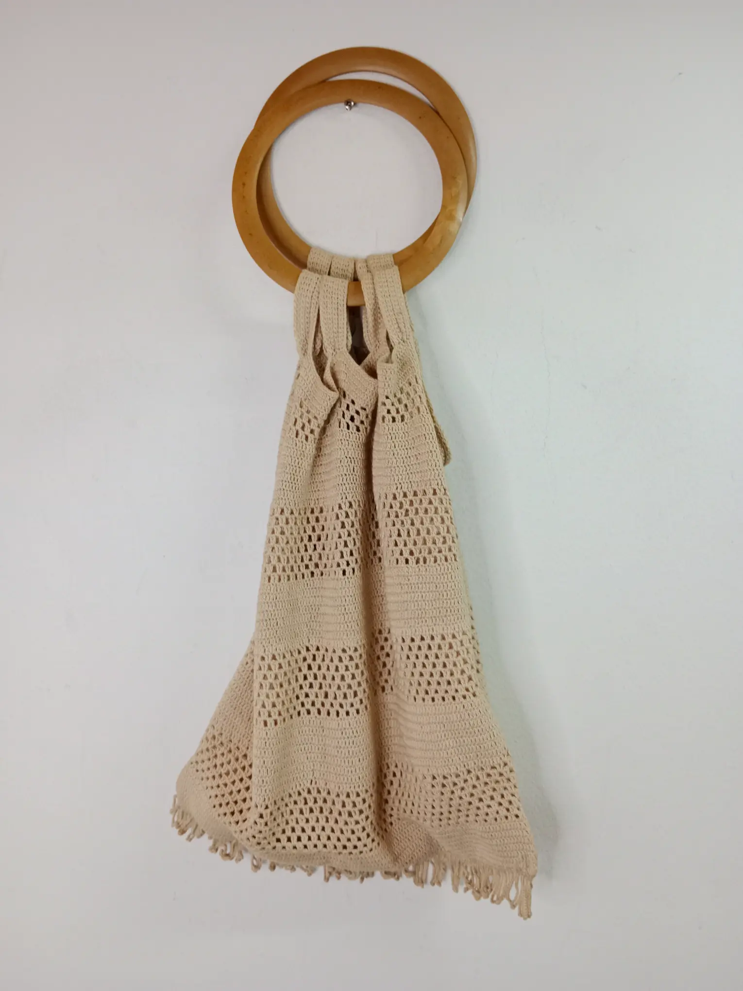 Vintage handmade crochet bag beige & wooden bag handle - Imagen 2