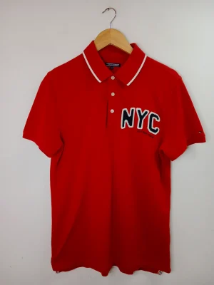 Tommy Hilfiger polo rojo NYC S M