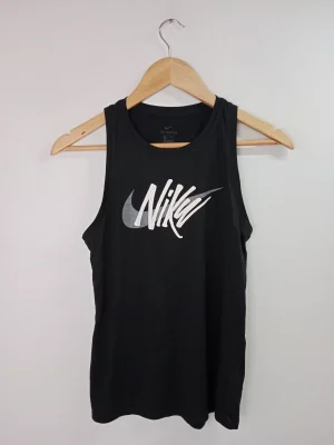 Nike camiseta negra tirantes logo grande XS S