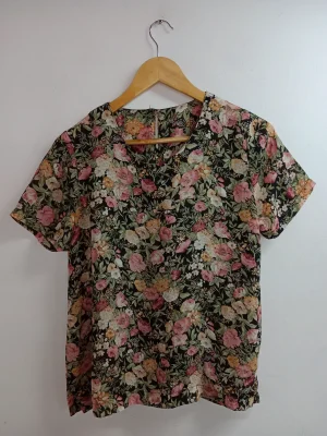 Blusa negra flores rosa palo vintage 90s L