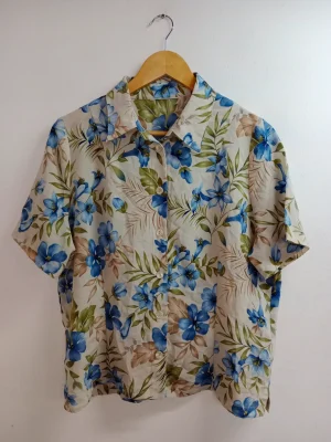 Camisa beige flores azules vintage 90s M