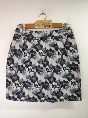 Trucco short skirt white & navy blue flowers print XS S