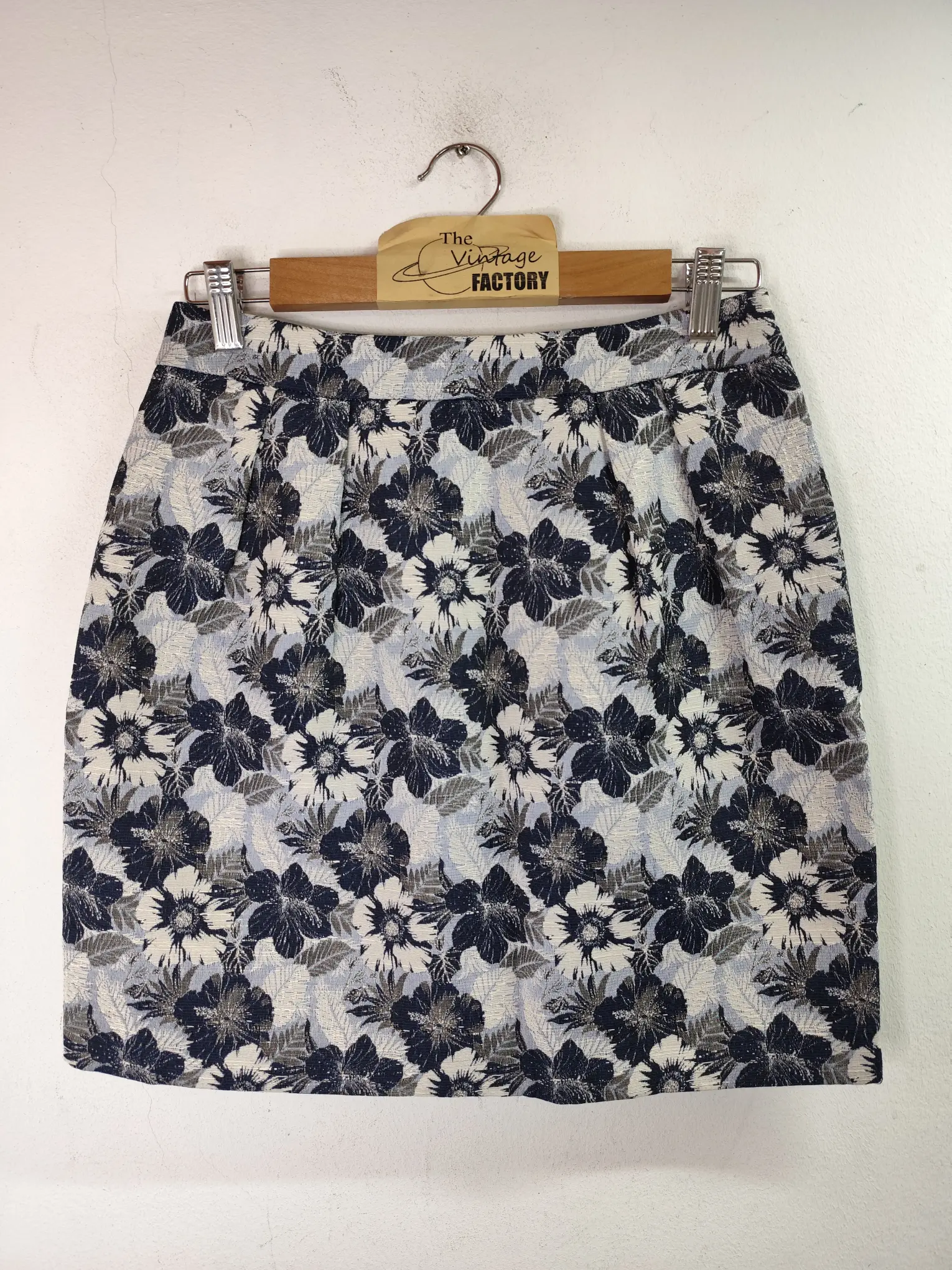 Trucco short skirt white & navy blue flowers print XS S