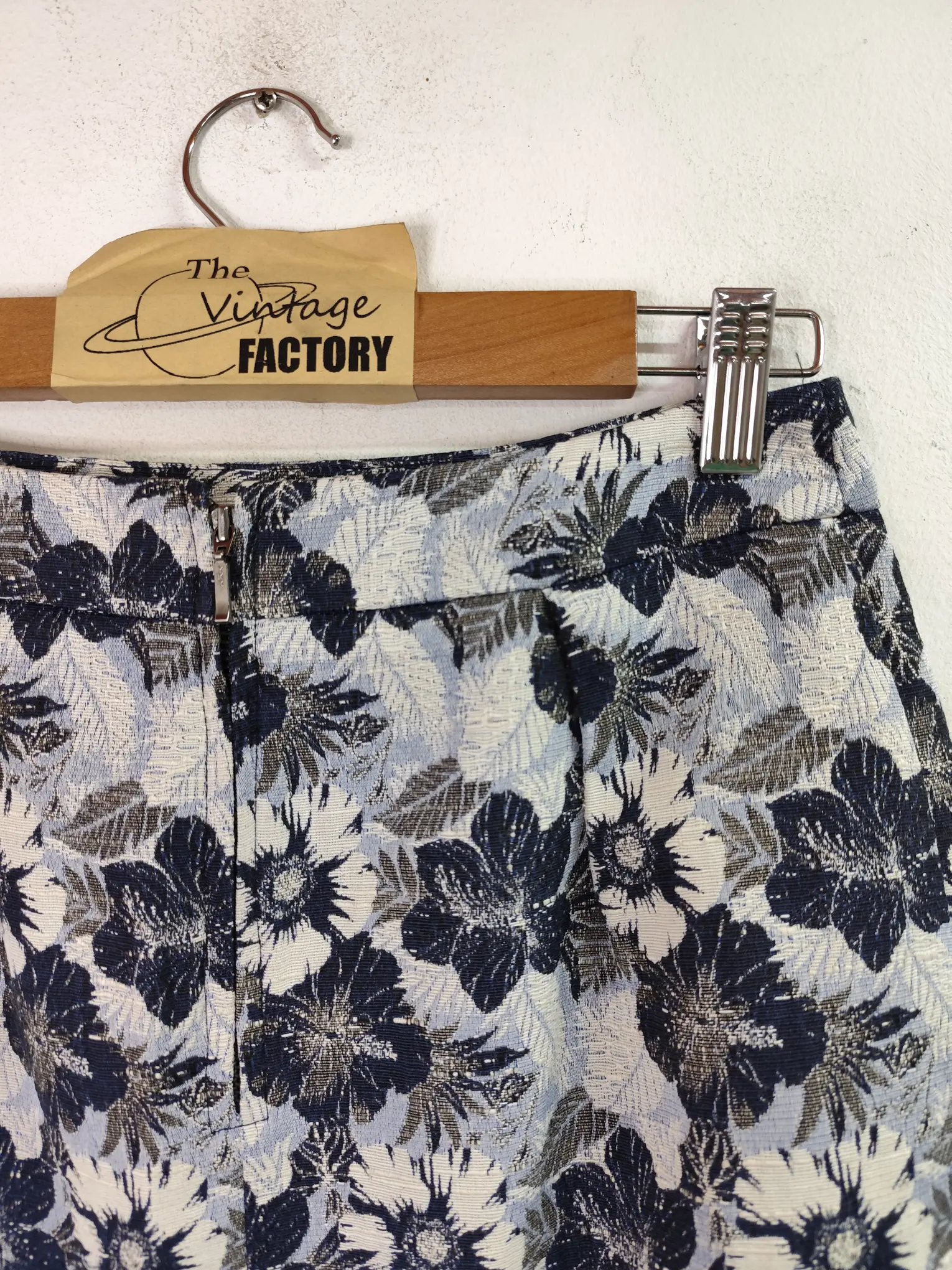 Trucco short skirt white & navy blue flowers print XS S - Imagen 4