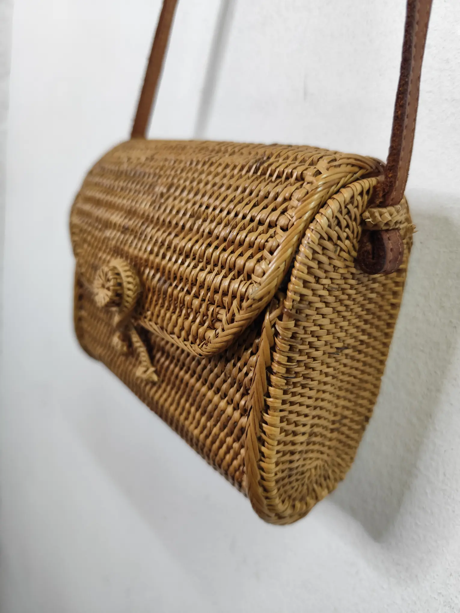 Vintage 70s wicker crossbody bag camel brown - Imagen 3