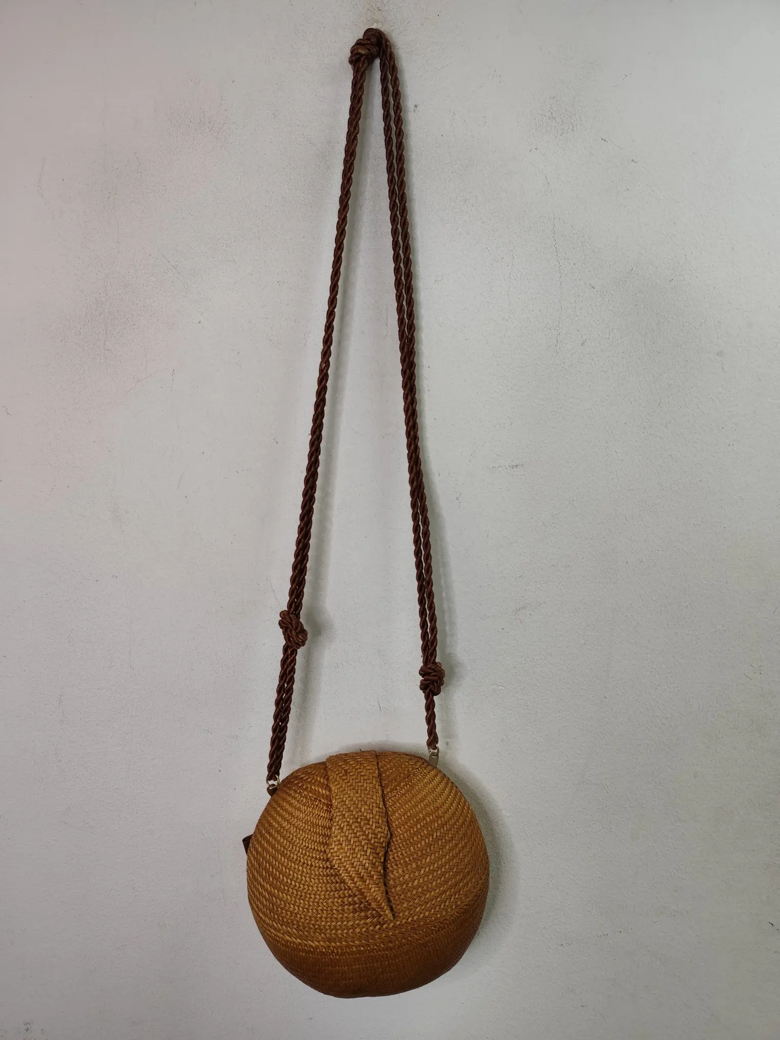 Vintage 90s wicker round crossbody bag camel brown - Imagen 2